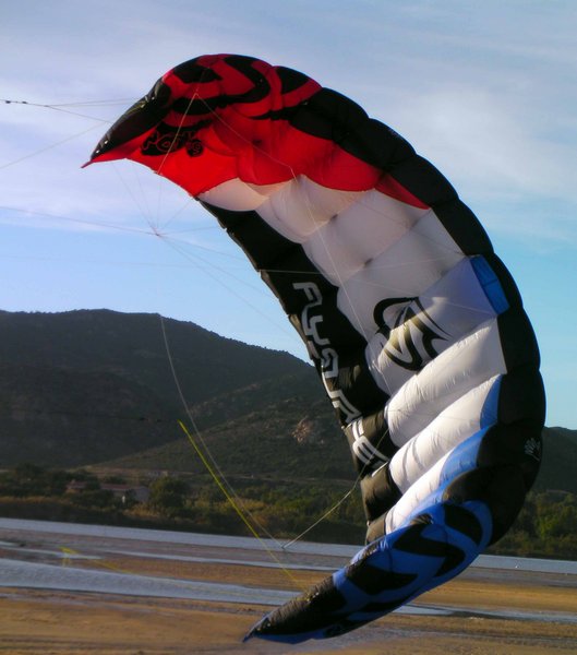 e questo è il Viron, spero si riveli un ottimo kite per il ventone su in montagna, non solo un trainer kite per bambini o principianti...